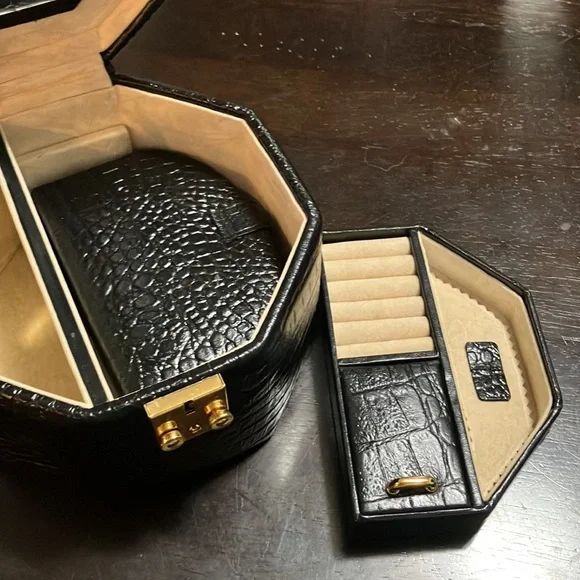 Black Leather Wolf Designs jewelry box - Picture 5 of 9